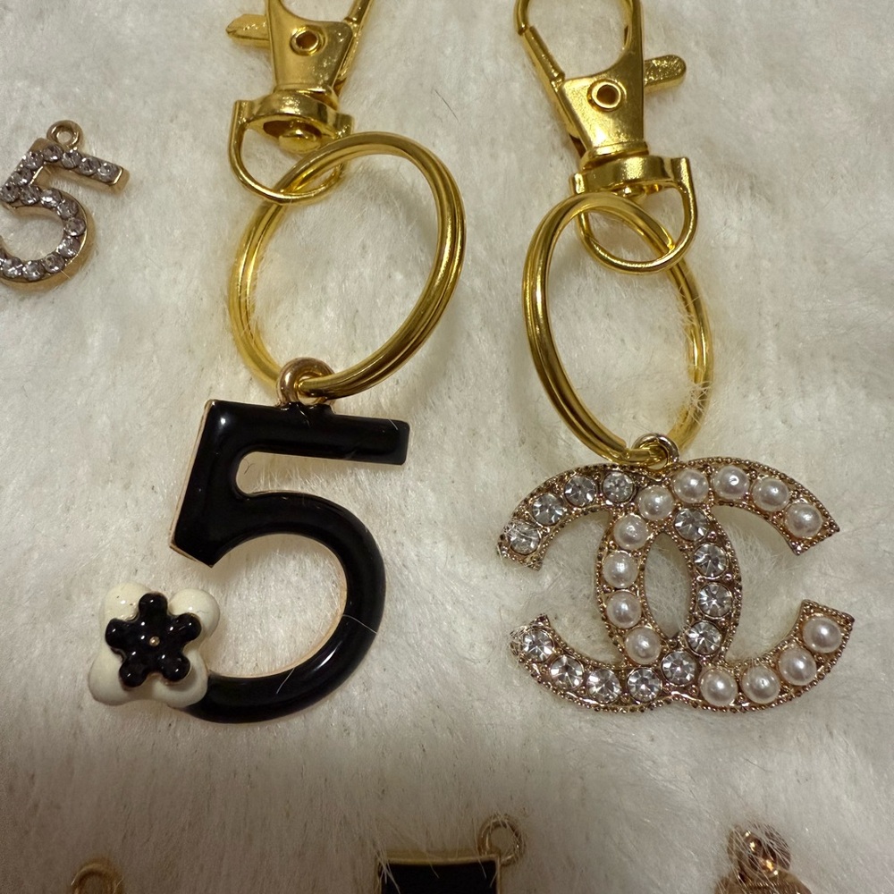 Luxurious CC & #5 Gold and Black Fashion Jewelry Keychain 10 Items